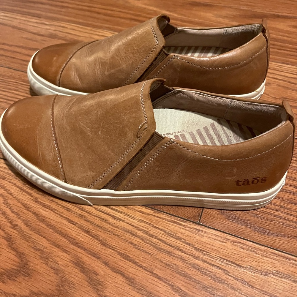 Taos Footwear Tan Leather Slip-On Loafers